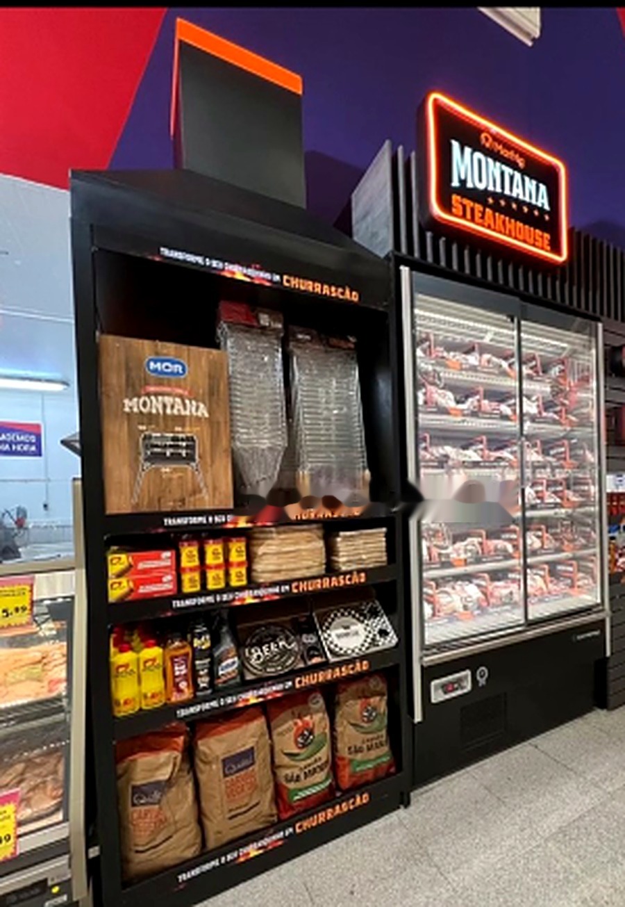 Gôndola de marca com letreiro iluminado em supermercado
